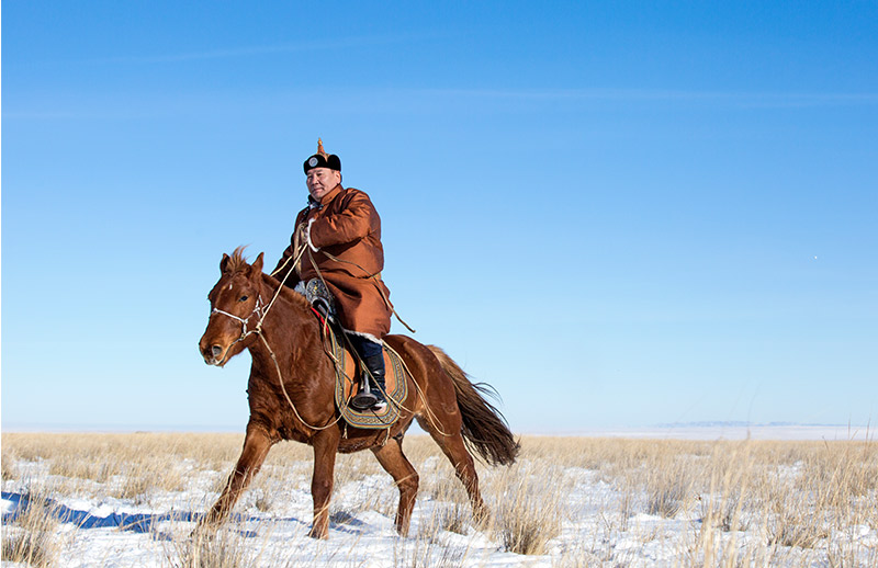 winter horse riding in mongolia 